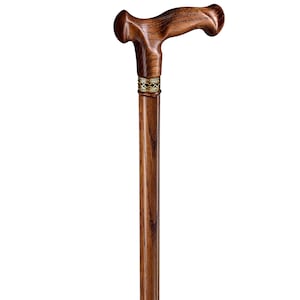 K&ouml;nnte beinhalten: Ein brauner Holzspazierstock mit gebogenem Griff und Zierband. Der Stock hat eine polierte Oberfl&auml;che. Der Griff ist f&uuml;r einen bequemen Griff konzipiert. Der Stock ist etwa 90 cm lang.