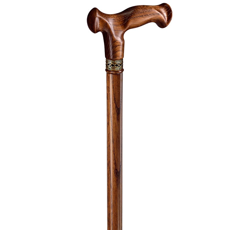 K&ouml;nnte beinhalten: Ein brauner Holzspazierstock mit gebogenem Griff und Zierband. Der Stock hat eine polierte Oberfl&auml;che. Der Griff ist f&uuml;r einen bequemen Griff konzipiert. Der Stock ist etwa 90 cm lang.