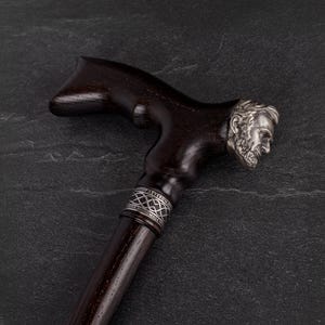 Dębowa laska z uchwytem Lincoln – ergonomiczna drewniana laska do chodzenia