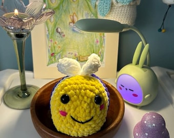 Abeja de peluche con los colores de la bandera no binaria del Orgullo LGBTQ (L G B(ee) Ts)