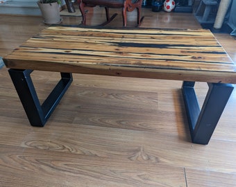 Tavolino unico in legno di acacia