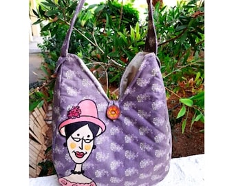 Handbemalte Schultertasche – Hellviolette Stofftasche mit originellem Damenporträt und Holzknopf