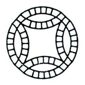 Puede incluir: Un diseño gráfico en blanco y negro que presenta un emblema circular compuesto por cuatro segmentos curvos entrelazados. Cada segmento está delineado en negro y relleno con una cuadrícula de pequeñas baldosas cuadradas.