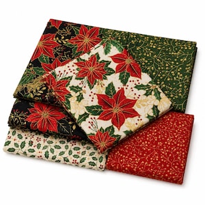 Può includere: Una collezione di cinque quadrati di tessuto piegati con motivi a tema natalizio. I disegni includono stelle di Natale rosse su sfondi neri, bianchi e verdi, insieme a foglie di agrifoglio e rametti di bacche dorate su tessuto rosso e crema.