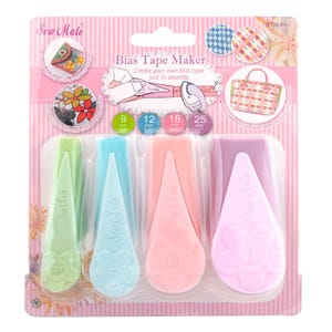 Può includere: Un set di quattro strumenti Sew Mate per creare sbiechi, nei colori pastello: verde, blu, rosa e lilla. Le misure sono 9 mm, 12 mm, 18 mm e 25 mm. Il testo "Bias Tape Maker" è visibile.