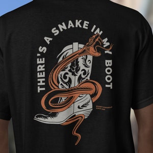 Es ist eine Schlange in meinem Stiefel (dunkles Hemd) | Unisex Grundfarbe T-Shirt | Bella Canvas 3001 | Spielzeug Geschichte | Disney inspiriert Shirt | Herren Disney Shirt