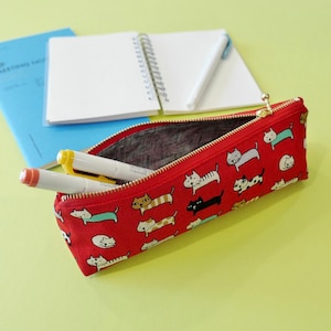 Puede incluir: Una taza de cerámica blanca con un asa negra y el texto "But First, Coffee" en negro, con una fuente de estilo manuscrito. La taza está sobre una superficie blanca.