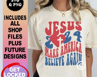 Op de afbeelding: Een wit T-shirt met een rood, blauw en wit grafisch ontwerp met de tekst "Jesus 2024 Make America Believe Again". Het grafische ontwerp is in een retro-stijl lettertype.