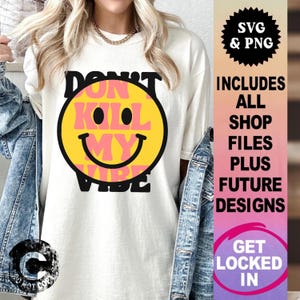 Könnte beinhalten: Ein weißes T-Shirt mit einem gelben Smiley-Motiv und dem Text "Don't Kill My Vibe" in schwarzen und pinken Buchstaben.