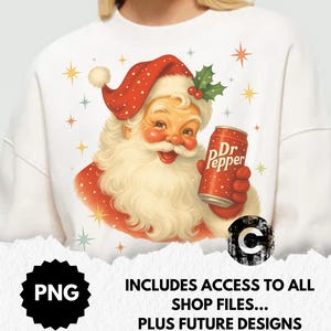 Peut inclure: Sweat-shirt blanc avec une illustration vintage du Père Noël tenant une canette de Dr Pepper. Le Père Noël porte un chapeau rouge avec des bordures blanches et une expression joyeuse. Le design comprend des étoiles et le texte "Dr Pepper".