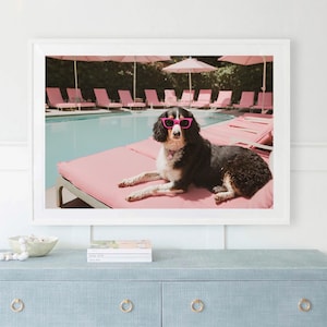 Arte de piscina com espreguiçadeira rosa, pôster de cachorro poodle preto, decoração inspirada no Beverly Hotel, impressão digital Summer Vibes, arte de parede moderna, amante de animais de estimação