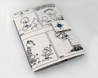 Handgemaakte Calvin & Hobbes stripboek-paspoorthoes: gemaakt van gerecycled Tetra Pak-materiaal, een ecologisch cadeau.