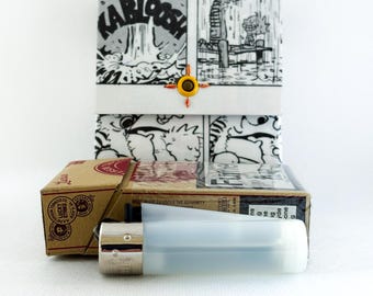 Handgemaakte Calvin & Hobbes-sigarettenkoker - gerecycled tetrapak, aangepaste stripportemonnee, milieuvriendelijk cadeau