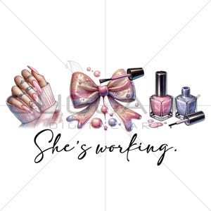 以下が含まれることがあります： 長いピンク色の爪と銀色の指輪、ピンクと紫のリボン、マニキュアのボトル、そして「She's working」というテキストが特徴の水彩イラスト。 美容とネイルアートをテーマにした画像です。