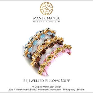 Op de afbeelding: Vier gestapelde armbanden met een juwelenkussenontwerp. De armbanden zijn gemaakt van gouden kralen, roze kralen, bruine kralen en blauwe kralen. De armbanden zijn op elkaar gestapeld, met de blauwe armband bovenop. Alle armbanden zijn versierd met kleine, vierkante juwelen. De armbanden worden "Bejeweled Pillows Cuff" genoemd en zijn een origineel ontwerp van Manek Lady. De tekst "2018 Manek-Manek Beads www.manek-manek.com | Photography: Eric Lim" staat onderaan de afbeelding.