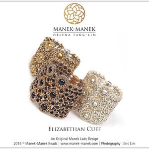 Peut inclure: Trois bracelets de manchette en perles dorées, noires et blanches. Les bracelets sont faits de petites perles et ont un design délicat et complexe. Les bracelets sont empilés les uns sur les autres, avec le bracelet doré en bas, le bracelet noir au milieu et le bracelet blanc en haut. Les bracelets sont appelés "Elizabethan Cuff" et sont un design original de Manek Lady.