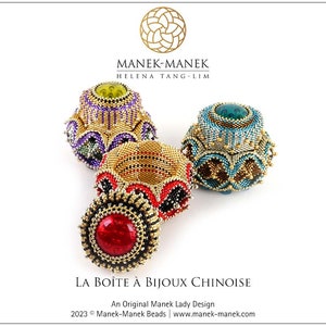 Può includere: Quattro scatole per gioielli in perle di diversi colori e design. Le scatole sono rotonde e hanno un coperchio a cupola. Le scatole sono realizzate con perline di semi e presentano una varietà di colori, tra cui oro, rosso, viola, blu e verde. Le scatole sono disposte in cerchio su uno sfondo bianco. Il testo "LA BOÎTE À BIJOUX CHINOISE" è scritto sotto le scatole.