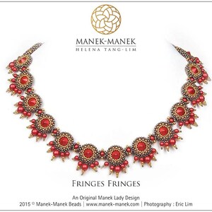 Puede incluir: Un collar de cuentas rojas y doradas con un diseño de flecos. El collar se llama "Fringes Fringes" y es un diseño original de Manek Lady.