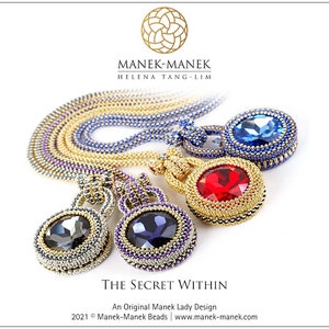 Può includere: Quattro collane di perle con ciondoli di pietre preziose di diversi colori. I ciondoli sono circondati da perle dorate, argentate e viola. Le collane sono etichettate "The Secret Within" e "An Original Manek Lady Design".