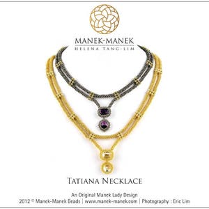 Könnte beinhalten: Eine goldene und silberne Perlenkette mit einem Anhänger aus violettem Edelstein. Die Kette ist mit zwei Strängen goldener Perlen und einem Strang silberner Perlen geschichtet. Der Anhänger ist ein quadratischer Edelstein mit einer goldenen Fassung. Die Kette heißt "Tatiana Necklace" und ist ein Originaldesign von Manek Lady.