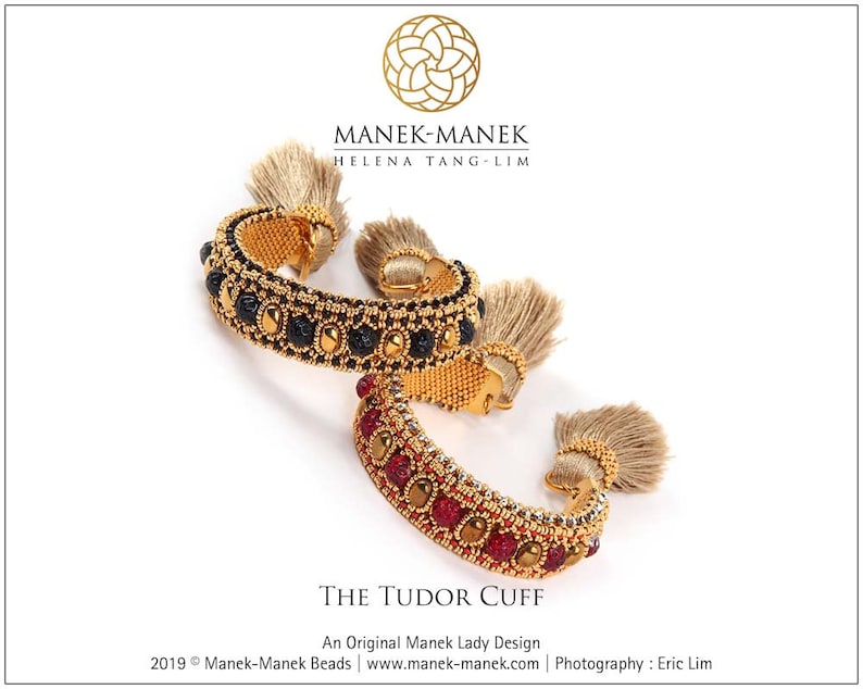 Peut inclure: Trois bracelets en perles dor&eacute;es avec des perles noires, rouges et dor&eacute;es. Chaque bracelet est orn&eacute; d'un pompon en tissu beige. Les bracelets sont empil&eacute;s les uns sur les autres. Le texte "THE TUDOR CUFF" est imprim&eacute; sous les bracelets. Le texte "An Original Manek Lady Design" est imprim&eacute; sous la premi&egrave;re ligne de texte. Le texte "2019 Manek-Manek Beads | www.manek-manek.com | Photography: Eric Lim" est imprim&eacute; sous la deuxi&egrave;me ligne de texte.
