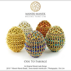 以下が含まれることがあります： 金、銀、青色のトーンで、精巧にビーズで飾られた卵型の装飾品が5つ。装飾品は白い表面に配置されています。装飾品の下には「ODE TO FABERGÉ」というテキストが表示されています。