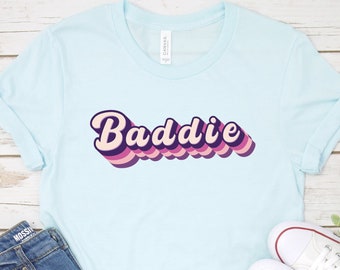 Baddie, camisa baddie, ropa baddie, camisa de chica caliente, camisa rosa, camisa de fuente retro, camisa de moda, camisa de verano de mamá caliente, camiseta baddie