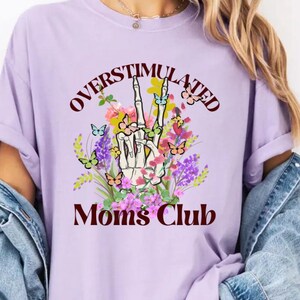 Camiseta del Club de Mamás Sobreestimuladas Comfort Colors®, Estética de Esqueleto, Camiseta Sobreestimulada, Camiseta con Flores y Mariposas, Camiseta de Moda para Mamá
