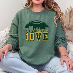 Love QB - All You Need Is LOVE-tröja – Green Bay QB-inspirerad t-shirt, söt tailgating-tröja, rolig matchdagsoutfit, originell fotbollsfandesign