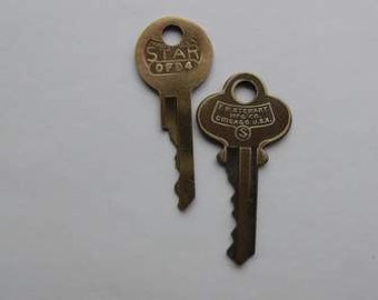 Vintage Metal key FW Stewart Chicago USA