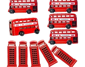 Puede incluir: Una colección de autobuses rojos de dos pisos y cabinas telefónicas rojas de Londres en miniatura. Los autobuses tienen el texto "I ❤️ LONDON" y la bandera británica. Las cabinas telefónicas también son rojas.