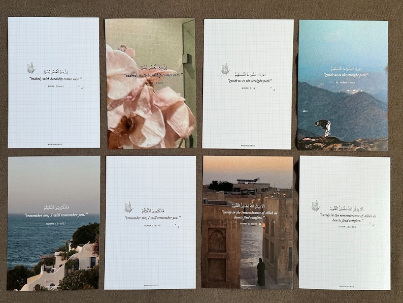 Puede incluir: Una colecci&oacute;n de ocho postales rectangulares con varios dise&ntilde;os. Algunas tarjetas presentan fotograf&iacute;as florales o de paisajes, mientras que otras tienen un patr&oacute;n de cuadr&iacute;cula y caligraf&iacute;a &aacute;rabe con traducciones al ingl&eacute;s. Las tarjetas est&aacute;n dispuestas sobre una superficie marr&oacute;n.