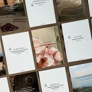 Puede incluir: Una colecci&oacute;n de tarjetas blancas con patrones de cuadr&iacute;cula, cada una con una imagen diferente y una cita en escritura &aacute;rabe. Las im&aacute;genes incluyen paisajes, arquitectura y arreglos florales. Las tarjetas est&aacute;n dispuestas sobre una superficie neutra.