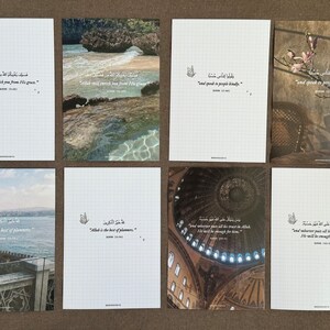 Puede incluir: Una colecci&oacute;n de ocho postales blancas con l&iacute;neas de cuadr&iacute;cula, con varias im&aacute;genes y citas en &aacute;rabe e ingl&eacute;s. Las im&aacute;genes incluyen paisajes, detalles arquitect&oacute;nicos y arreglos florales. Cada tarjeta tiene un dise&ntilde;o y una cita &uacute;nicos.