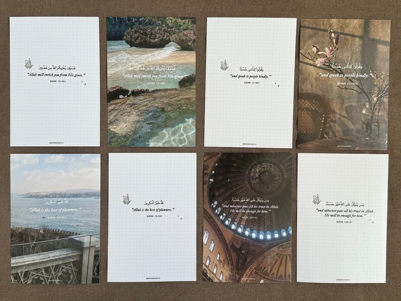 Puede incluir: Una colecci&oacute;n de ocho postales blancas con l&iacute;neas de cuadr&iacute;cula, con varias im&aacute;genes y citas en &aacute;rabe e ingl&eacute;s. Las im&aacute;genes incluyen paisajes, detalles arquitect&oacute;nicos y arreglos florales. Cada tarjeta tiene un dise&ntilde;o y una cita &uacute;nicos.