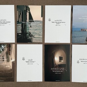 Puede incluir: Ocho impresiones art&iacute;sticas rectangulares con fondos de cuadr&iacute;cula e im&aacute;genes variadas. Cada impresi&oacute;n presenta texto &aacute;rabe y traducciones al ingl&eacute;s de vers&iacute;culos del Cor&aacute;n. Las im&aacute;genes incluyen vistas panor&aacute;micas y detalles arquitect&oacute;nicos.