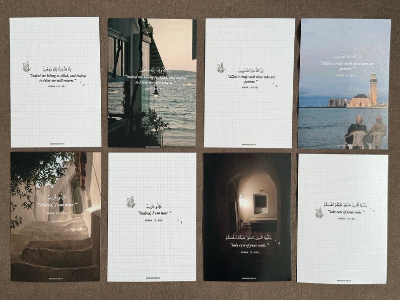 Puede incluir: Ocho impresiones art&iacute;sticas rectangulares con fondos de cuadr&iacute;cula e im&aacute;genes variadas. Cada impresi&oacute;n presenta texto &aacute;rabe y traducciones al ingl&eacute;s de vers&iacute;culos del Cor&aacute;n. Las im&aacute;genes incluyen vistas panor&aacute;micas y detalles arquitect&oacute;nicos.