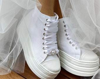Witte linnen lange bovenste 7cm platte platform sneakers voor bruid, verlichte zool satijnen vetersluiting, aanpasbare letter- en cijfersieraden
