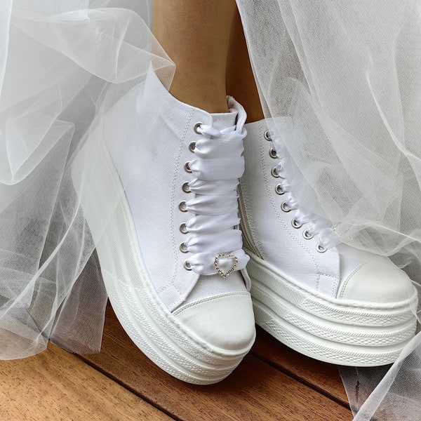 Sneakers da sposa lunghe in lino bianco con plateau piatto e tomaia lunga da 7 cm, lacci in raso con suola alleggerita, gioielli con lettere e numeri personalizzabili