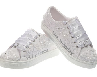 Gepersonaliseerde bruidsschoenen, gepersonaliseerde witte of ivoorkleurige schoen Glitter-letters kleuropties voor de schoenen. Sportbruid tennisschoenen