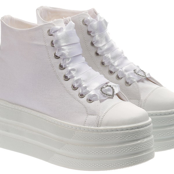 Weiße Leinen-Sneaker mit langem Obermaterial und 7 cm flachem Plateau für die Braut, Satin-Schnürschuhe mit aufgehellter Sohle, anpassbarer Buchstaben- und Zahlenschmuck