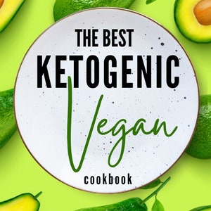 Op de afbeelding: Een kookboekcover met een groene achtergrond en avocado's. De titel luidt "The Best Ketogenic Vegan Cookbook" in zwarte en groene tekst, met "Slow Cooker & Instant Pot Recipes" bovenaan. De afbeelding toont hele en gesneden avocado's.