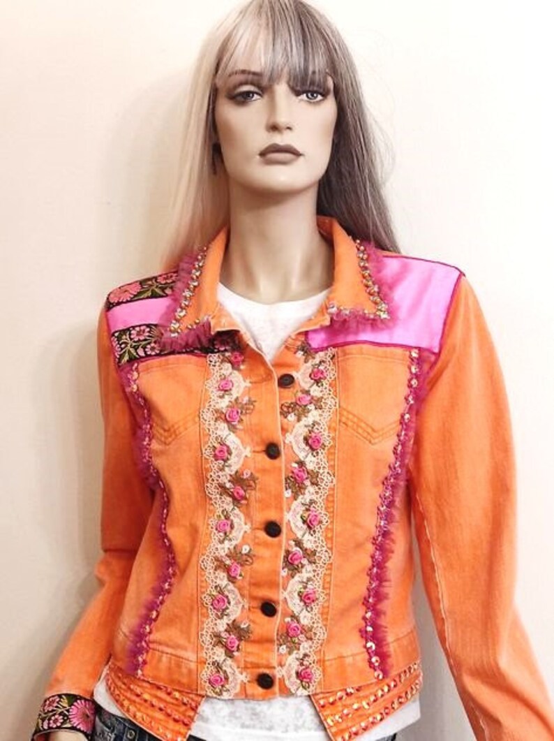 Auffällige Jeansjacke für Damen, Handgemacht, Handverschönert, Boho Chic Jacke, orange Jacke M/38 Bild 7