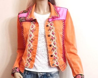 Auffällige Jeansjacke für Damen, Handgemacht, Handverschönert,  Boho Chic Jacke, orange Jacke M/38