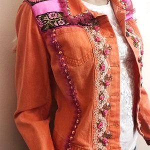 Auffällige Jeansjacke für Damen, Handgemacht, Handverschönert, Boho Chic Jacke, orange Jacke M/38 Bild 4