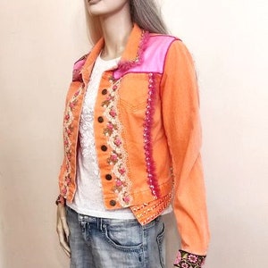 Auffällige Jeansjacke für Damen, Handgemacht, Handverschönert, Boho Chic Jacke, orange Jacke M/38 Bild 2