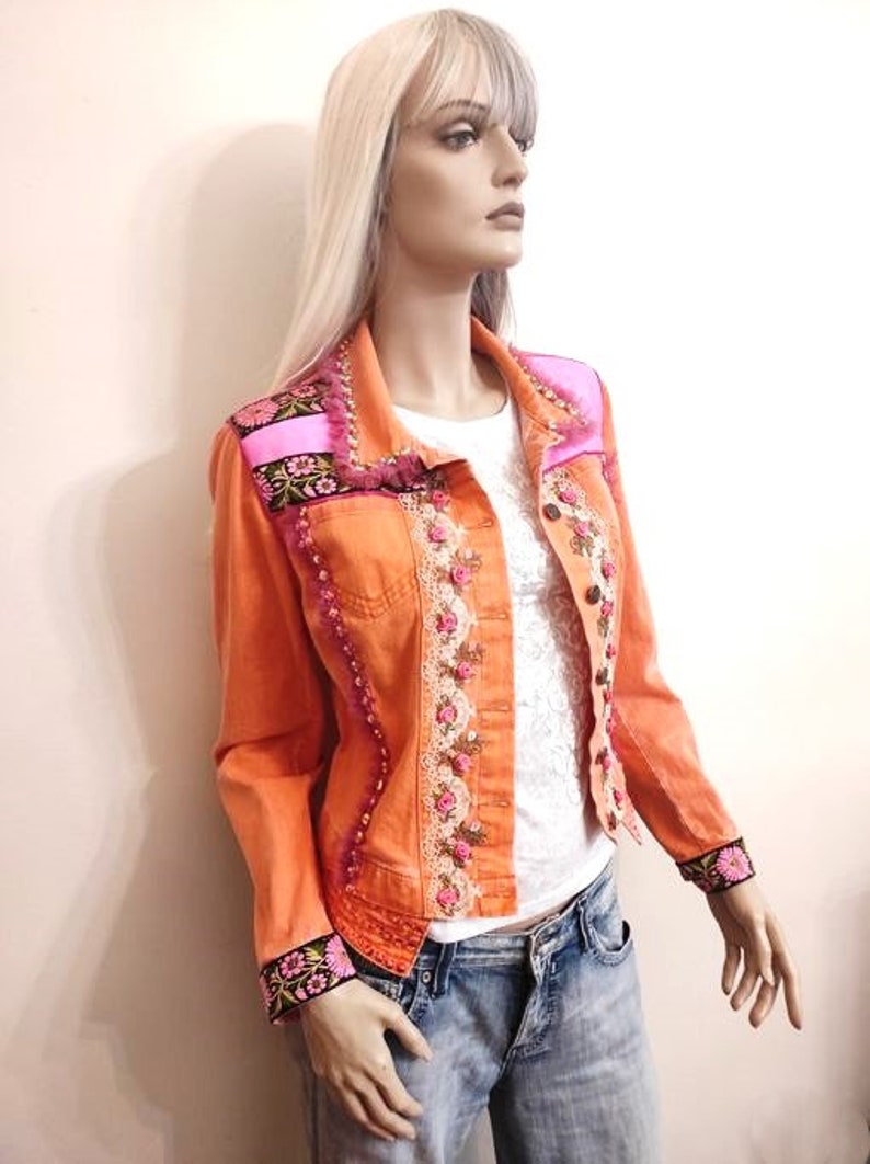 Auffällige Jeansjacke für Damen, Handgemacht, Handverschönert, Boho Chic Jacke, orange Jacke M/38 Bild 3