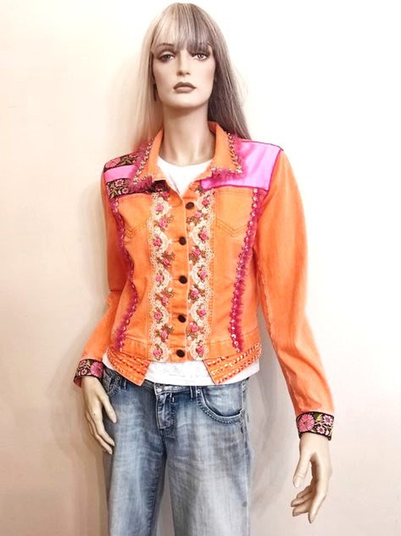 Auffällige Jeansjacke für Damen, Handgemacht, Handverschönert, Boho Chic Jacke, orange Jacke M/38 Bild 6