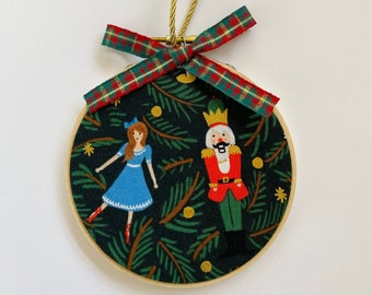 Adorno de cascanueces / Adorno de bastidor de bordado de 4” / Adornos de Rifle Paper Co / Juego de adornos de Clara y el cascanueces / Adorno de bailarina