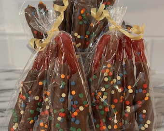 Paquet de 25 réglisses enrobées de chocolat – rouge ou noir | Ruban personnalisable | Articles de fête et cadeaux